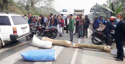 মান্দায় ইউপি চেয়ারম্যান লাঞ্ছিত 
মহাসড়ক অবরোধ, আহত ৭