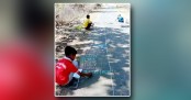 টাকা নেই, রাস্তাকেই স্লেট বানিয়ে লেখাপড়া!