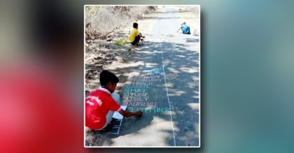 টাকা নেই, রাস্তাকেই স্লেট বানিয়ে লেখাপড়া!