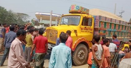 ময়মনসিংহের সড়কে ঝরল মা-মেয়েসহ ৩ প্রাণ
