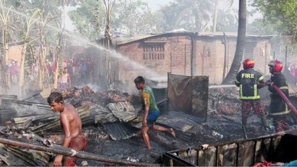 জয়পুরহাটে ভয়াবহ অগ্নিকাণ্ডে ৬টি পরিবারের ঘরবাড়ি পুড়ে ছাই

