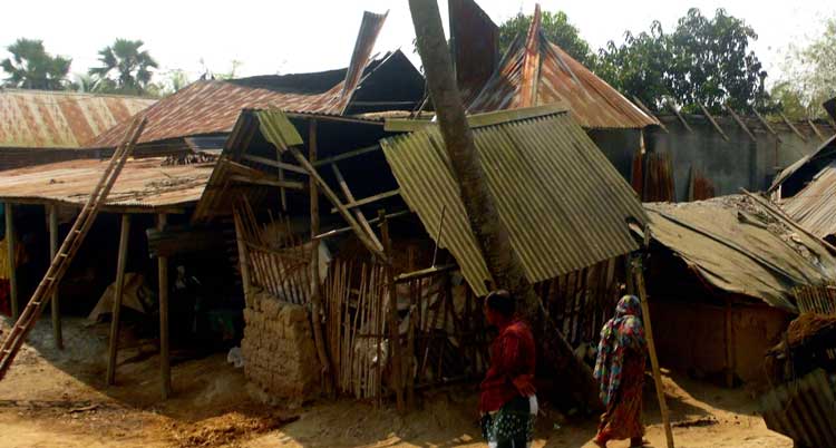 নন্দীগ্রামে যুবলীগ নেতার বাড়িতে ভয়াবহ অগ্নিকান্ড