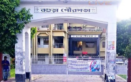 বগুড়া পৌরসভার নবনির্বাচিত মেয়র
বাদশাসহ কাউন্সিলরগণের শপথ গ্রহণ
