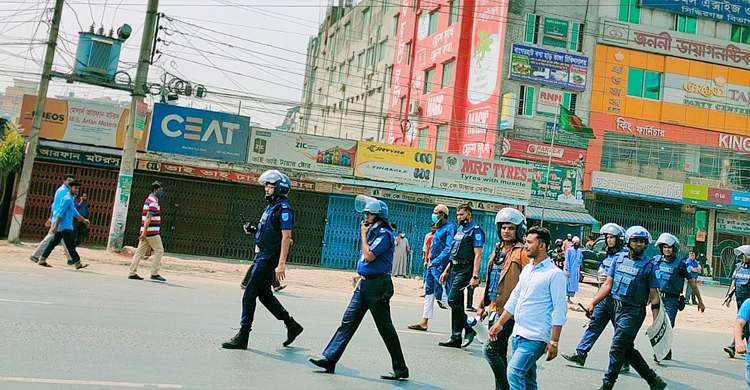 সাইনবোর্ডে বিক্ষোভকারীদের ছত্রভঙ্গ করে দিল পুলিশ
