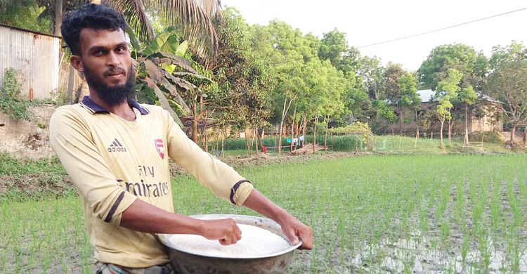 দিনমজুরি করে লেখাপড়ার খরচ চালান মিন্টু
