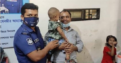 পরকীয়ার টানে দেড় বছরের বাচ্চা বাজারে ফেলে গেল মা
