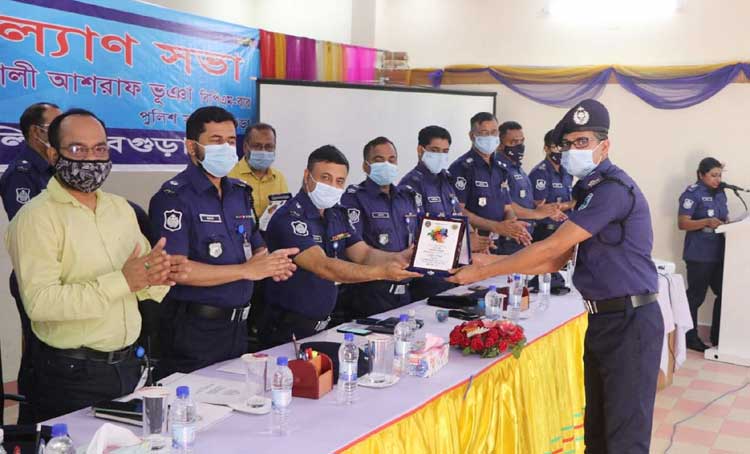 বগুড়ায় জেলা পুলিশের মাসিক
কল্যাণ সভায় ৩০ পুলিশ সদস্য পুরস্কৃত