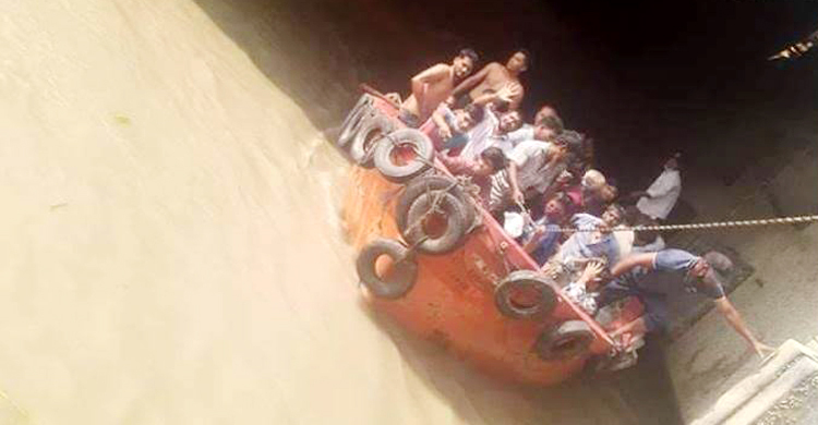 বড় জাহাজ দেখে নদীতে লাফ, উদ্ধার করল পুলিশ
