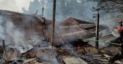 লোহাগাড়ায় আগুনে পুড়ল আশ্রয়ণ প্রকল্পের ১০ বাড়ি
