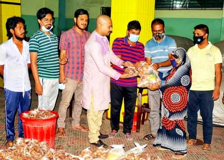 বগুড়ায় কর্মহীন ৪’শ পরিবারের
মাঝে খাদ্যসামগ্রী দিলেন সামিউল হক