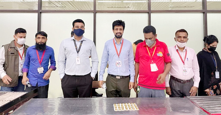বিমানের সিটের নিচে মিলল সোয়া তিন কেজি স্বর্ণ
