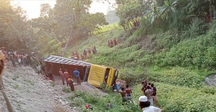 মানিকগঞ্জে ট্রাক উল্টে শ্রমিকের মৃত্যু
