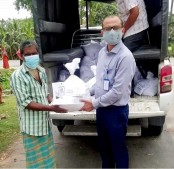 ৩৩৩ হটলাইনে কল: বগুড়ায় ৩৯টি পরিবারে
খাদ্যসামগ্রী পৌঁছে দিলেন জেলা প্রশাসক
