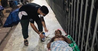 পুরান ঢাকায় অসহায়দের মাঝে মাঞ্জার সাহরি বিতরণ
