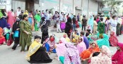 কমলাপুরে বেতন-বোনাসের দাবিতে গার্মেন্টস শ্রমিকদের সড়ক অবরোধ
