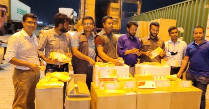 কাপড়ের হ্যাঙ্গারের কনটেইনারে মিলল সাড়ে ৪ কোটি টাকার সিগারেট
