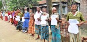 বগুড়ার চন্ডিহারায় গরীব অসহায় পরিবারের জবর দখলকৃত জমি উদ্ধারের দাবীতে মনব বন্ধন