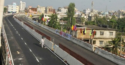 ফ্লাইওভারে মোটরসাইকেলের নিয়ন্ত্রণ হারিয়ে প্রাণ গেল তরুণের
