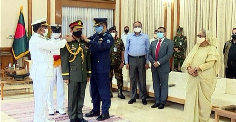 জেনারেল র‍্যাংক ব্যাজ পরানো হলো নতুন সেনাপ্রধানকে
