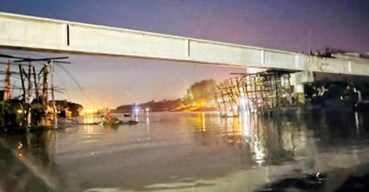 চট্টগ্রামে নির্মাণাধীন সেতুর গার্ডার ধসে আহত ৩

