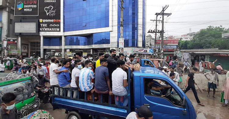 পণ্যবাহী ট্রাকে গাদাগাদি করে ঢাকায় ঢুকছে মানুষ

