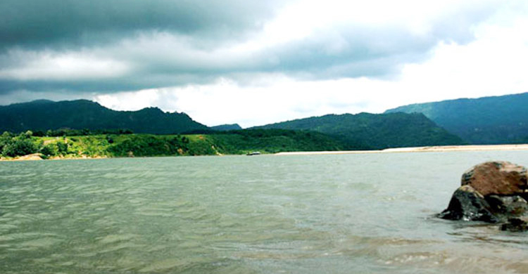 বিপৎসীমার ওপরে যাদুকাটা নদীর পানি
