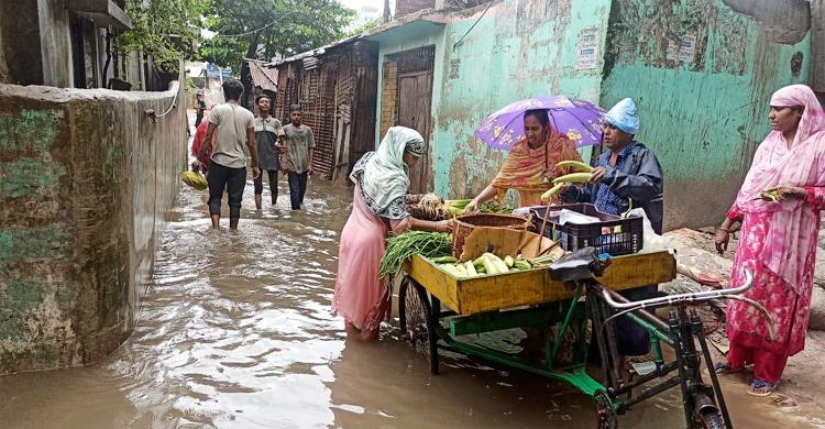 ভারি বর্ষণে চট্টগ্রামে সড়কে হাঁটু পানি, ভোগান্তি চরমে
