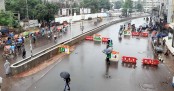 বৃষ্টি মাথায় নিয়েই লকডাউনে দায়িত্বপালন
