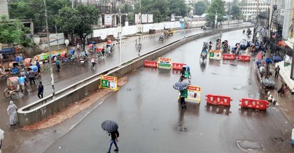 বৃষ্টি মাথায় নিয়েই লকডাউনে দায়িত্বপালন
