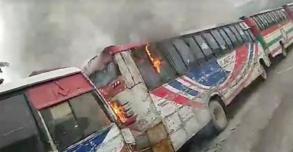 সিগারেট থেকে খিলগাঁওয়ে বাসে আগুন
