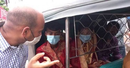 লকডাউনে বিয়ে করে ফেরার পথে আটক বর-কনে, মুচলেকায় মুক্ত
