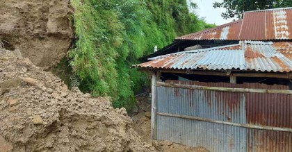 সীতাকুণ্ডে পাহাড় ধসে পড়ল নির্মাণাধীন বাড়ির ওপর
