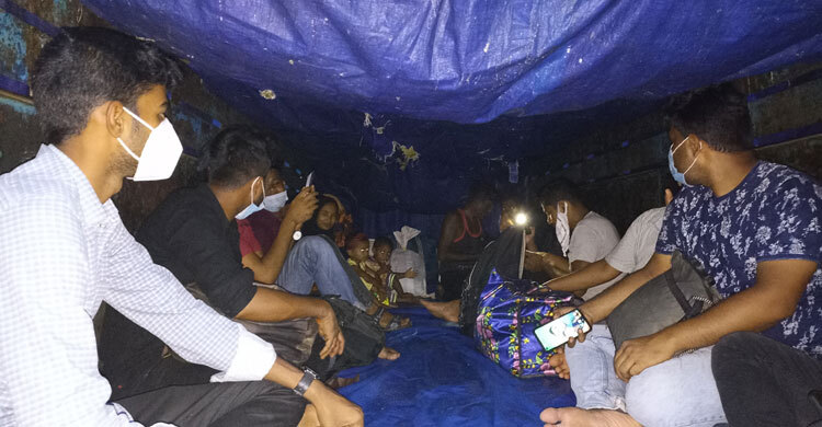 জীবিকার তাগিদে স্বাস্থ্যঝুঁকি নিয়েই ঢাকা ফিরছে মানুষ
