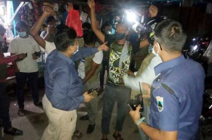 বগুড়ায় বখাটেদের বিরুদ্ধে পুলিশের
কঠোর অভিযান, আটক ১৫