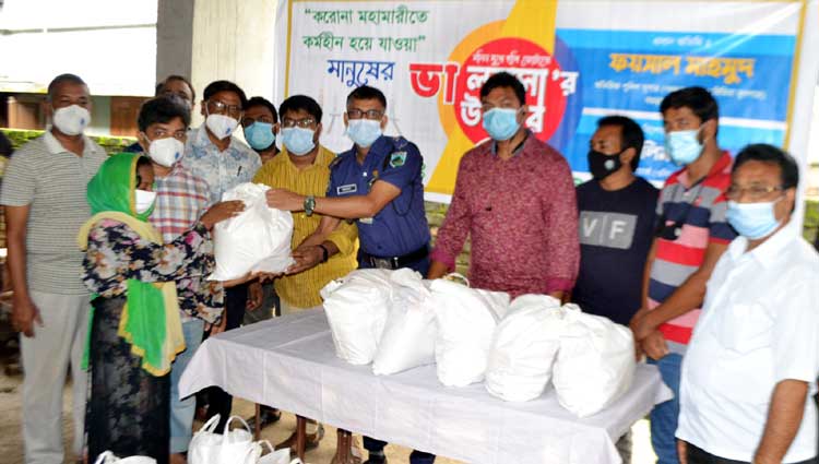 বগুড়ায় অসহায়দের মাঝে খাদ্যসামগ্রী
দিয়ে হাসি ফোঁটালেন স্টার্ট ফাউন্ডেশন