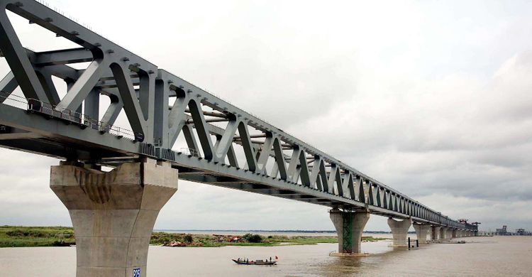 পদ্মা সেতুর নিচ দিয়ে ভারী যানবাহন নিয়ে ফেরি চলাচল বন্ধ
