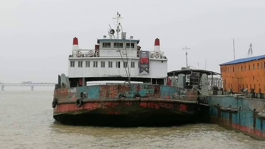 পদ্মা সেতুর ১০ নম্বর পিলারে আবারও ফেরির ধাক্কা
