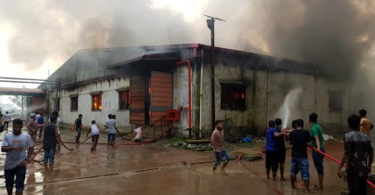 গাজীপুরে পোশাক কারখানার গুদামে আগুন
