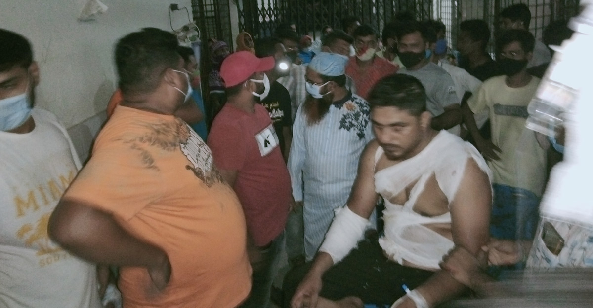 হাসপাতালে ঢুকেও সাংবাদিককে কোপাল ছাত্রলীগের নেতাকর্মীরা
