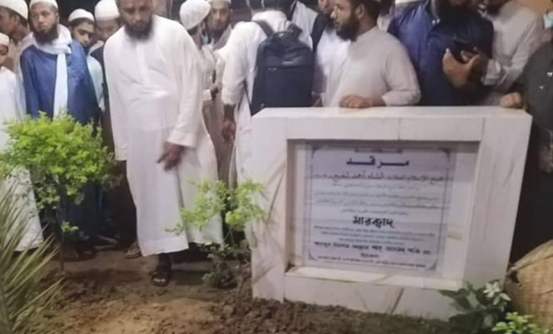 আহমদ শফীর পাশে চিরশায়িত জুনাইদ বাবুনগরী
