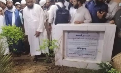 আহমদ শফীর পাশে চিরশায়িত জুনাইদ বাবুনগরী
