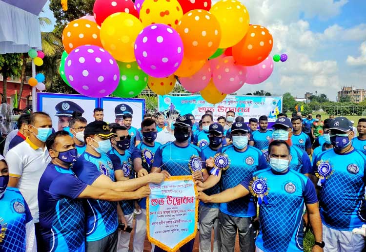 বগুড়ায় রাজশাহী রেঞ্জ আন্ত:জেলা ফুটবল
টুর্ণামেন্টের উদ্বোধন করলেন ডিআইজি বাতেন