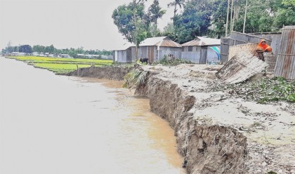 ফুঁসছে নদী বন্যার বিস্তার
