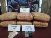 বগুড়ায় আলুর ট্রাক থেকে ৩৯ কেজি
গাঁজা উদ্ধার করলো র‍্যাব সদস্যরা 