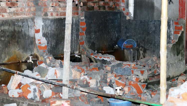 ভাড়াটিয়াদের বিরুদ্ধে মার্কেট মালিকের স্থাপনা ভাংচুর ও জবরদখলের অভিযোগ