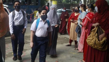 ৫৪৩ দিন পর স্কুলে শিক্ষার্থীরা 
