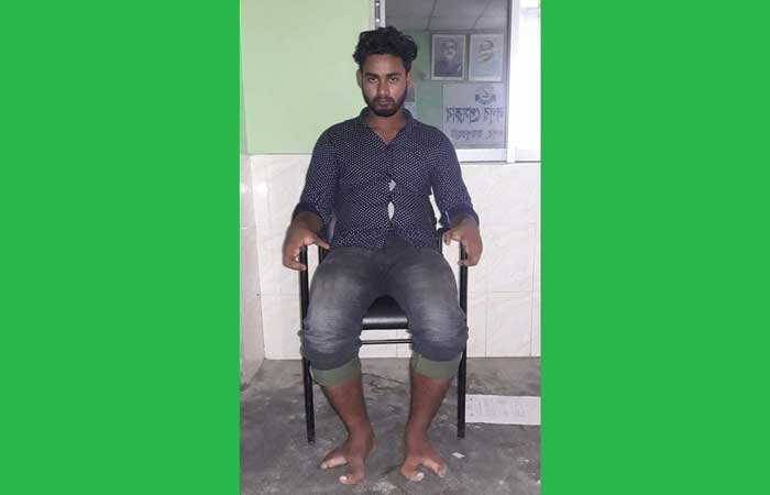 প্রতিবন্ধী মাহফুজুলের চার হাতপায়ে আট আঙ্গুল, কাজে নেই না কেউ