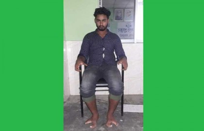 প্রতিবন্ধী মাহফুজুলের চার হাতপায়ে আট আঙ্গুল, কাজে নেই না কেউ