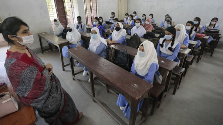 ঝুলে আছে ৪০ হাজার শিক্ষক নিয়োগ
