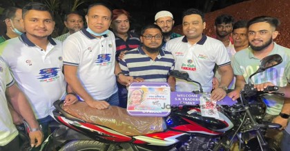 সেই পাঠাও চালককে ‘বাইক উপহার’ গোলাম রাব্বানীর
